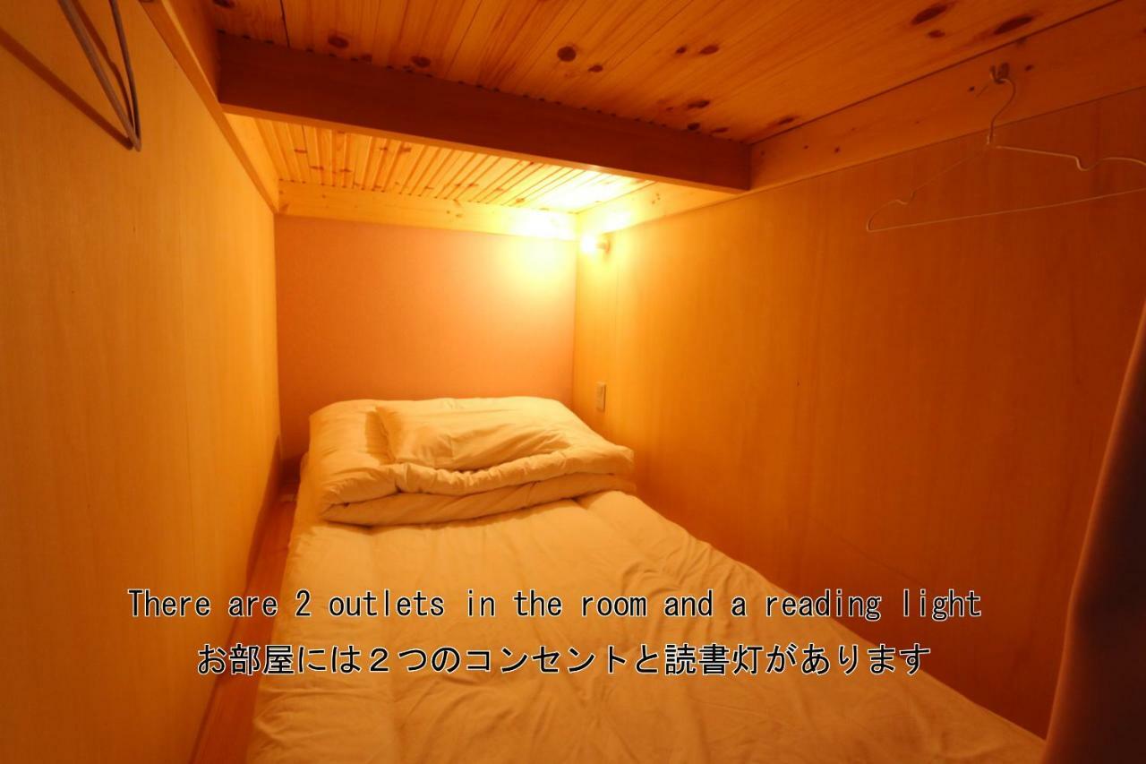 Red Helmet House & Sports Bar Hiroshima Hostel Bagian luar foto
