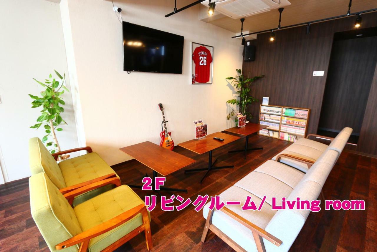 Red Helmet House & Sports Bar Hiroshima Hostel Bagian luar foto