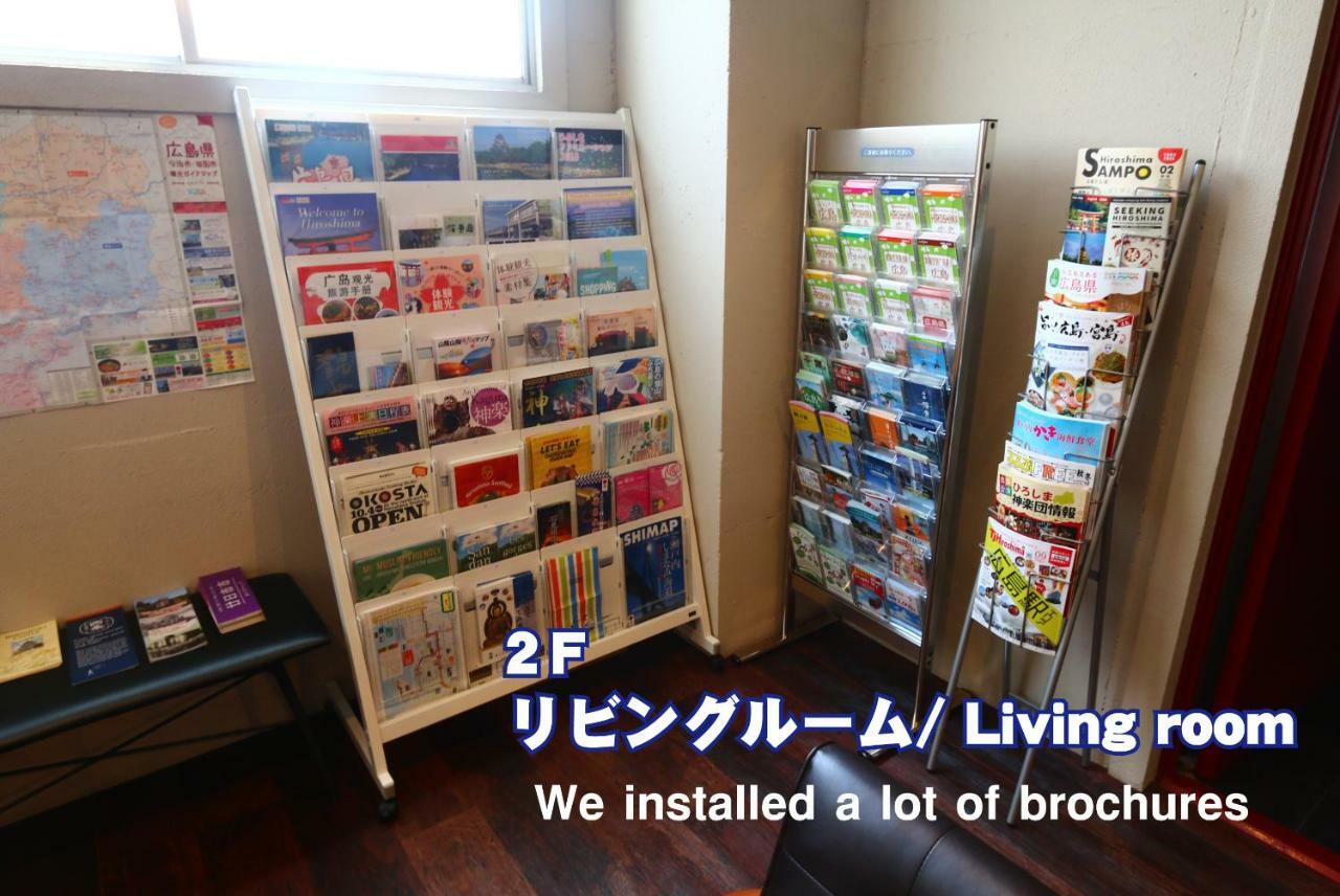 Red Helmet House & Sports Bar Hiroshima Hostel Bagian luar foto