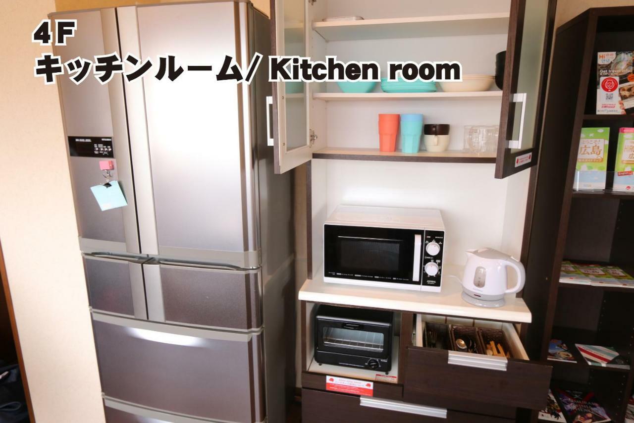 Red Helmet House & Sports Bar Hiroshima Hostel Bagian luar foto